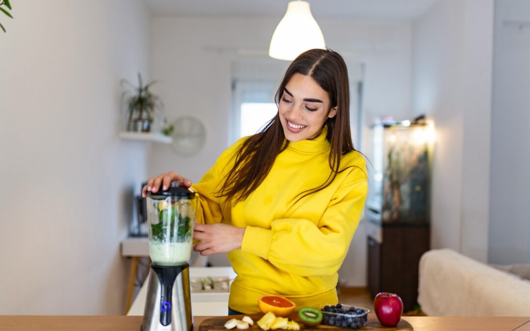 woman making smoothie
